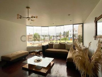 VENTA DE CASA DE 3PISOS EN URB. LAS BRISAS DE VILLA-CHORRILLOS
