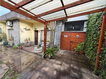 Casa 3 Ambientes con cochera pasante