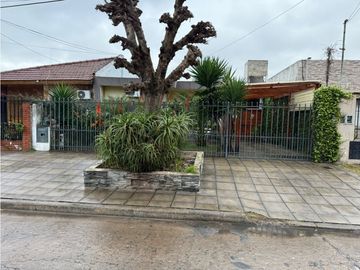 Casa 3 Ambientes con cochera pasante