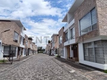 VENDO CASA INDEPENDIENTE EN LOS CHILLOS