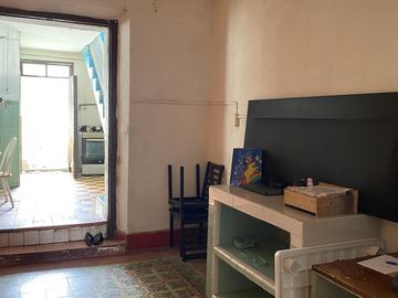Casa colonial dividida en 3 departamentos