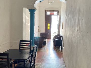 Casa colonial dividida en 3 departamentos