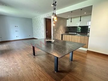 Departamento con terraza, en planta baja, cuarto de servicio y bodega