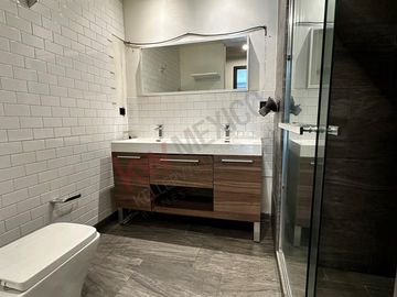Departamento con terraza, en planta baja, cuarto de servicio y bodega