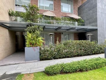 Departamento con terraza, en planta baja, cuarto de servicio y bodega