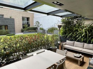 Departamento con terraza, en planta baja, cuarto de servicio y bodega