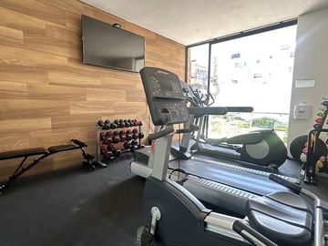 Departamento con terraza, en planta baja, cuarto de servicio y bodega