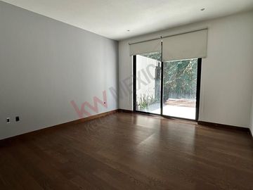Departamento con terraza, en planta baja, cuarto de servicio y bodega