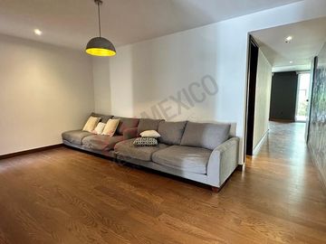 Departamento con terraza, en planta baja, cuarto de servicio y bodega