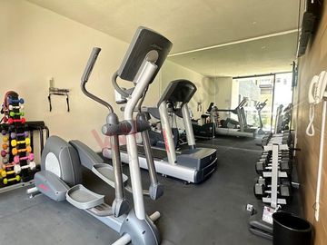 Departamento con terraza, en planta baja, cuarto de servicio y bodega