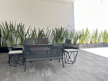 Departamento con terraza, en planta baja, cuarto de servicio y bodega