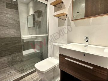 Departamento con terraza, en planta baja, cuarto de servicio y bodega