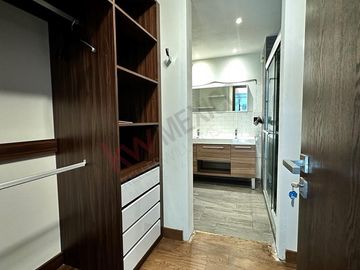 Departamento con terraza, en planta baja, cuarto de servicio y bodega