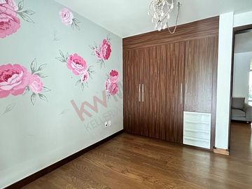 Departamento con terraza, en planta baja, cuarto de servicio y bodega