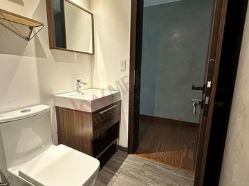 Departamento con terraza, en planta baja, cuarto de servicio y bodega