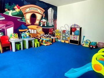 Departamento con terraza, en planta baja, cuarto de servicio y bodega