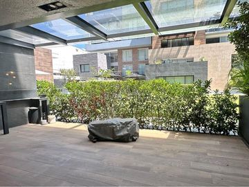 Departamento con terraza, en planta baja, cuarto de servicio y bodega