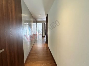 Departamento con terraza, en planta baja, cuarto de servicio y bodega