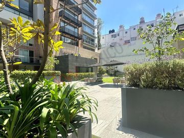 Departamento con terraza, en planta baja, cuarto de servicio y bodega