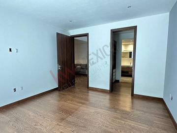 Departamento con terraza, en planta baja, cuarto de servicio y bodega