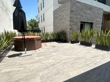 Departamento con terraza, en planta baja, cuarto de servicio y bodega