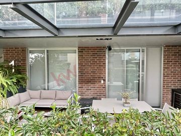 Departamento con terraza, en planta baja, cuarto de servicio y bodega