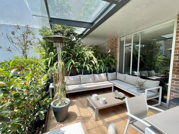 Departamento con terraza, en planta baja, cuarto de servicio y bodega
