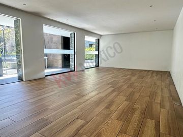 Departamento con terraza, en planta baja, cuarto de servicio y bodega