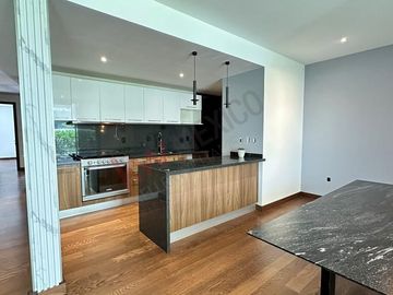 Departamento con terraza, en planta baja, cuarto de servicio y bodega