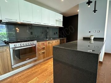 Departamento con terraza, en planta baja, cuarto de servicio y bodega