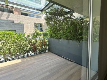 Departamento con terraza, en planta baja, cuarto de servicio y bodega