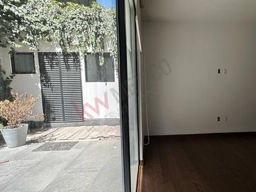 Departamento con terraza, en planta baja, cuarto de servicio y bodega