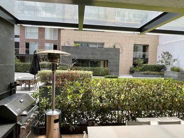 Departamento con terraza, en planta baja, cuarto de servicio y bodega