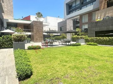 Departamento con terraza, en planta baja, cuarto de servicio y bodega
