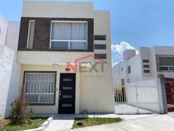 CASA EN VENTA FRACCIONAMIENTO PLAZA ARMILLITA AL ORIENTE DE SALTILLO