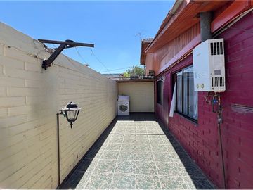 Amplia casa con terreno a 1 cuadra del metro