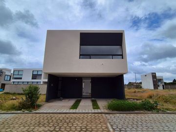 CASA NUEVA EN VENTA EN RESIDENCIAL MONTERREAL, CAMINO A HUEJOTZINGO!