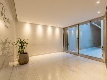 VENTA- Departamento - A estrenar - 2 dormitorios con Patio y Cochera- Centro, Rosario.
