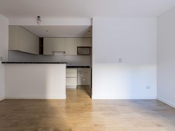 VENTA- Departamento - A estrenar - 2 dormitorios con Patio y Cochera- Centro, Rosario.