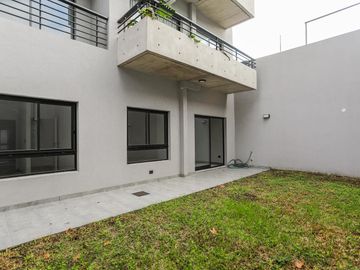 Venta Departamento 3 ambientes Villa Urquiza Cochera Patio Jardin
