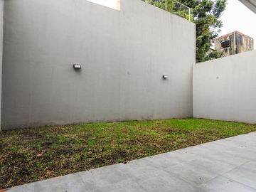 Venta Departamento 3 ambientes Villa Urquiza Cochera Patio Jardin
