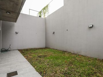 Venta Departamento 3 ambientes Villa Urquiza Cochera Patio Jardin
