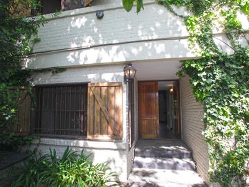Casa clásica en  La Horqueta  con jardín y pileta para actualizar