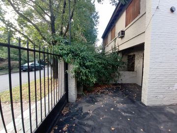 Casa clásica en  La Horqueta  con jardín y pileta para actualizar