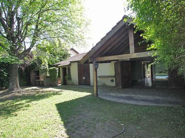 Casa clásica en  La Horqueta  con jardín y pileta para actualizar