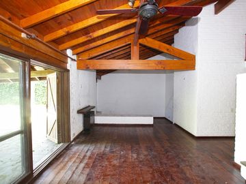 Casa clásica en  La Horqueta  con jardín y pileta para actualizar