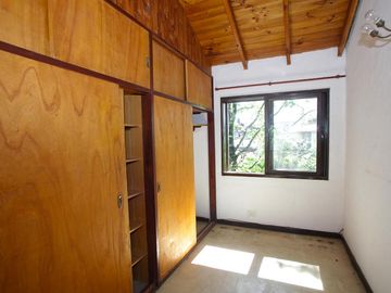 Casa clásica en  La Horqueta  con jardín y pileta para actualizar