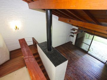 Casa clásica en  La Horqueta  con jardín y pileta para actualizar