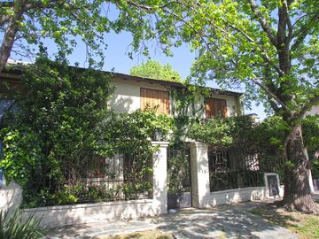 Casa clásica en  La Horqueta  con jardín y pileta para actualizar