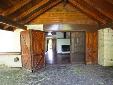 Casa clásica en  La Horqueta  con jardín y pileta para actualizar